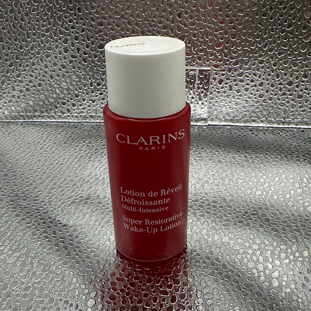 Clarins Super Restorative Wake-Up Lotion - Vibrant Red